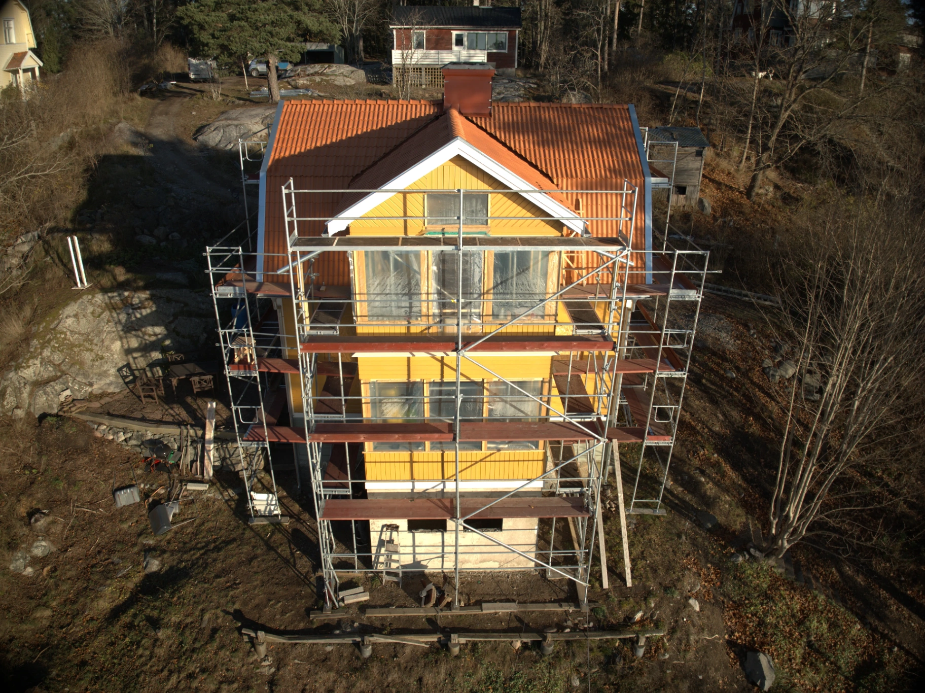 Tillbyggnad med byggställning på gul villa i Tynningö