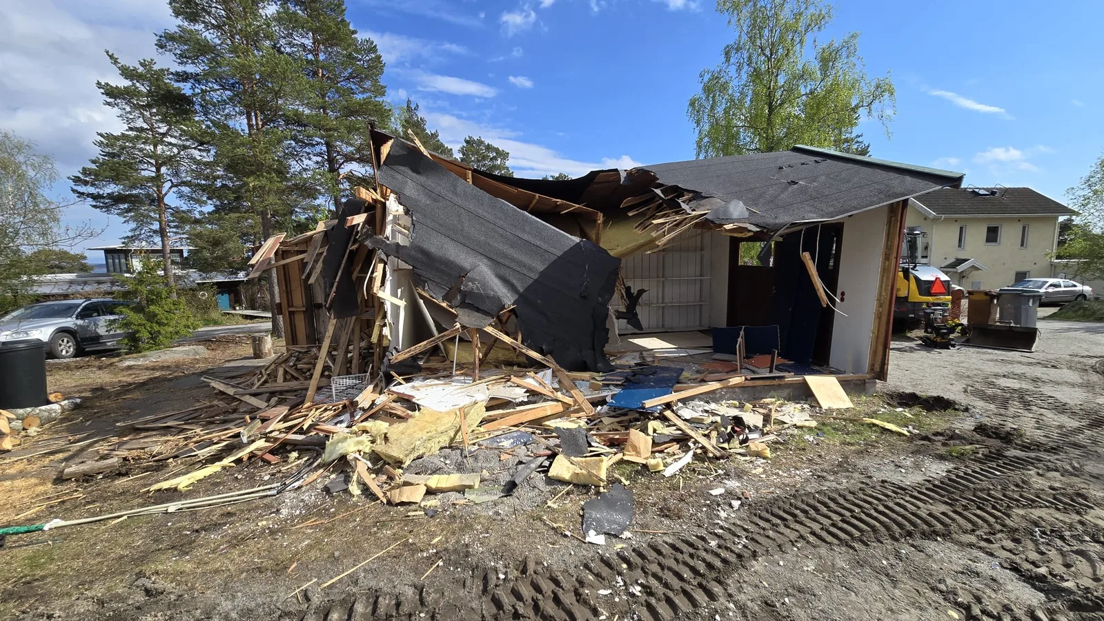 Rivet hus med frilagd stomme under husrivning